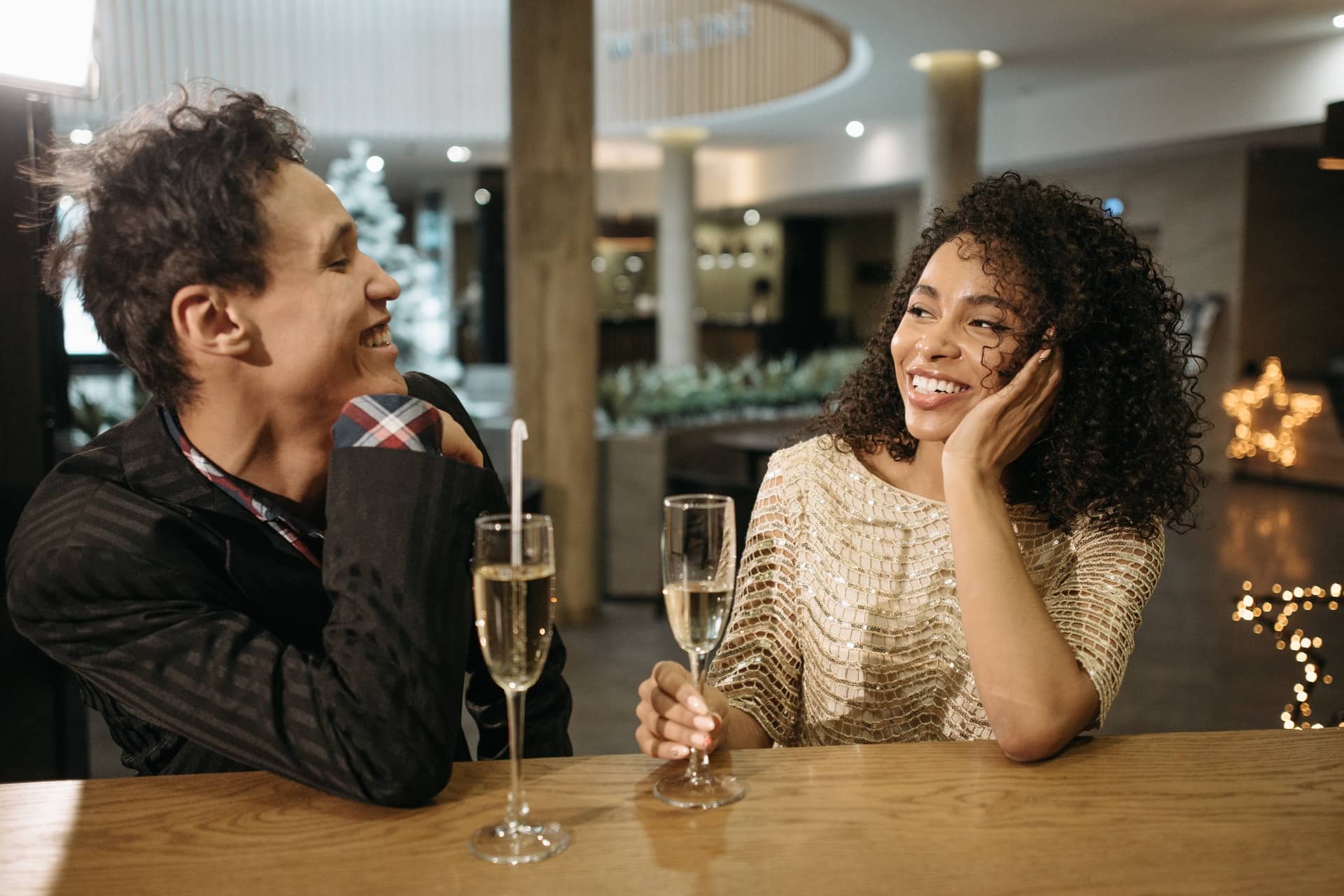 Семья с гаджетами на кухне. Молодежь в цифровом мире. 1 do a guests. 1 do a guests. Guest publication.